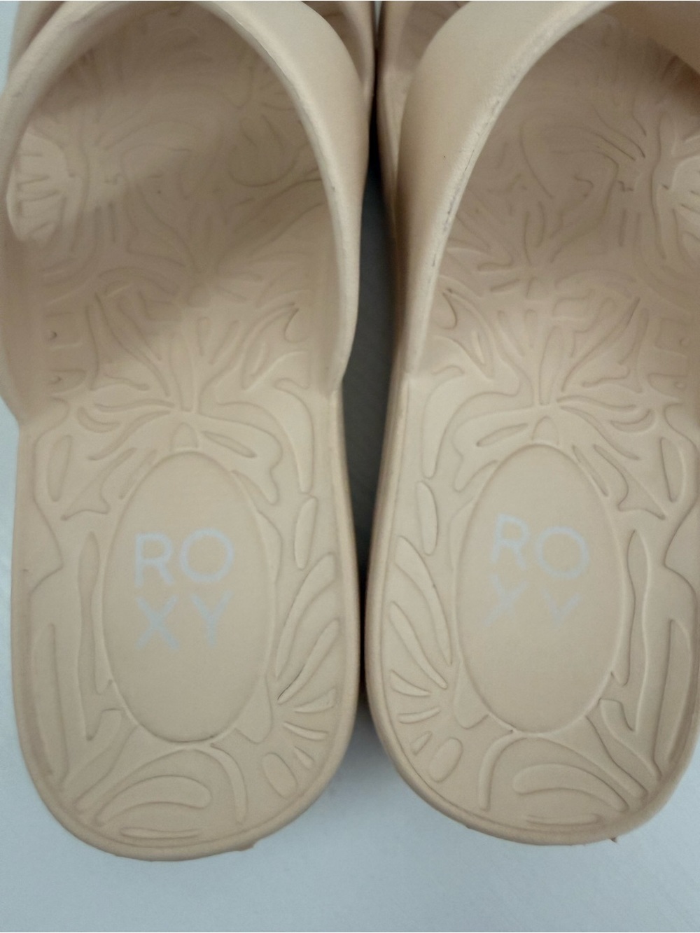 Roxy Slides - Picture 4 of 7